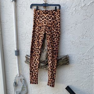 Unbranded leopard screen print small leggings.